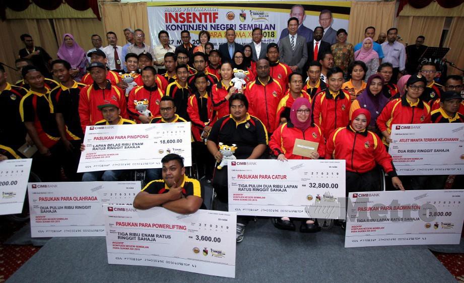 Aminuddin Harun (barisan belakang, tujuh dari kanan) bersama atlet sukan Para Sukan Malaysia (SUKMA) pada Majlis Penyampaian Insentif untuk atlet Para Sukma Kontinjen Negeri Sembilan hari ini. FOTO Bernama.