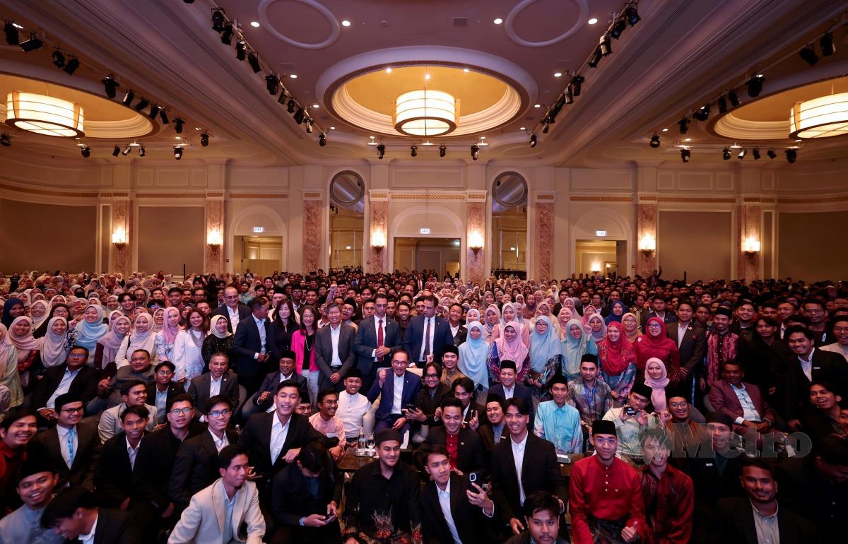 Anwar Ibrahim bergambar kenangan pada Majlis Ramah Mesra bersama diaspora dan pelajar Malaysia di Mesir pada Ahad. FOTO BERNAMA