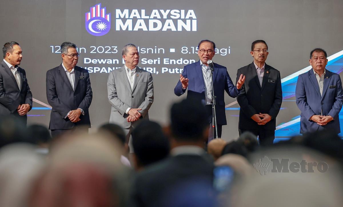 Anwar Ibrahim (tiga, kanan) menyampaikan amanat pada Majlis Perjumpaan Perdana Menteri Bersama Warga Jabatan Perdana Menteri bagi bulan Jun di Puspanitapuri, hari ini. FOTO BERNAMA