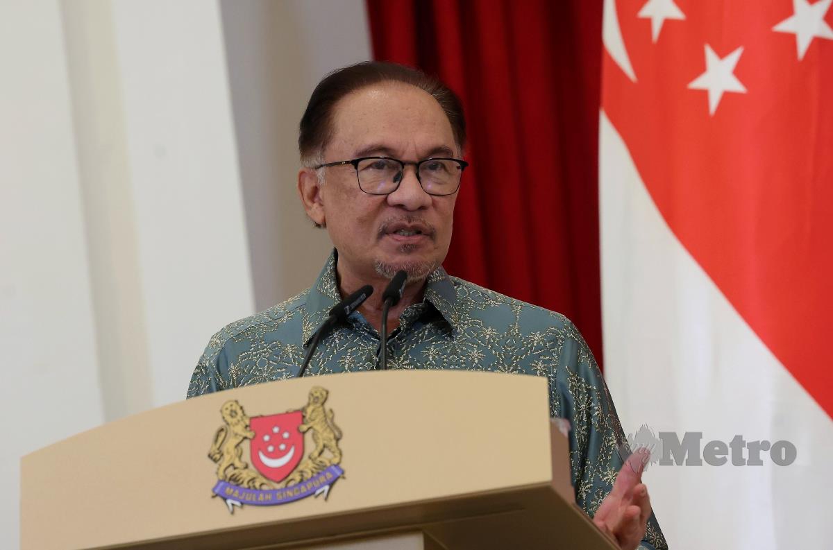 Perdana Menteri Datuk Seri Anwar Ibrahim menjawab soalan wartawan ketika sidang media bersama Perdana Menteri Singapura Lee Hsien Loong  selepas Sesi Permukiman Pemimpin-Pemimpin Malaysia-Singapura di Istana hari ini. FOTO BERNAMA