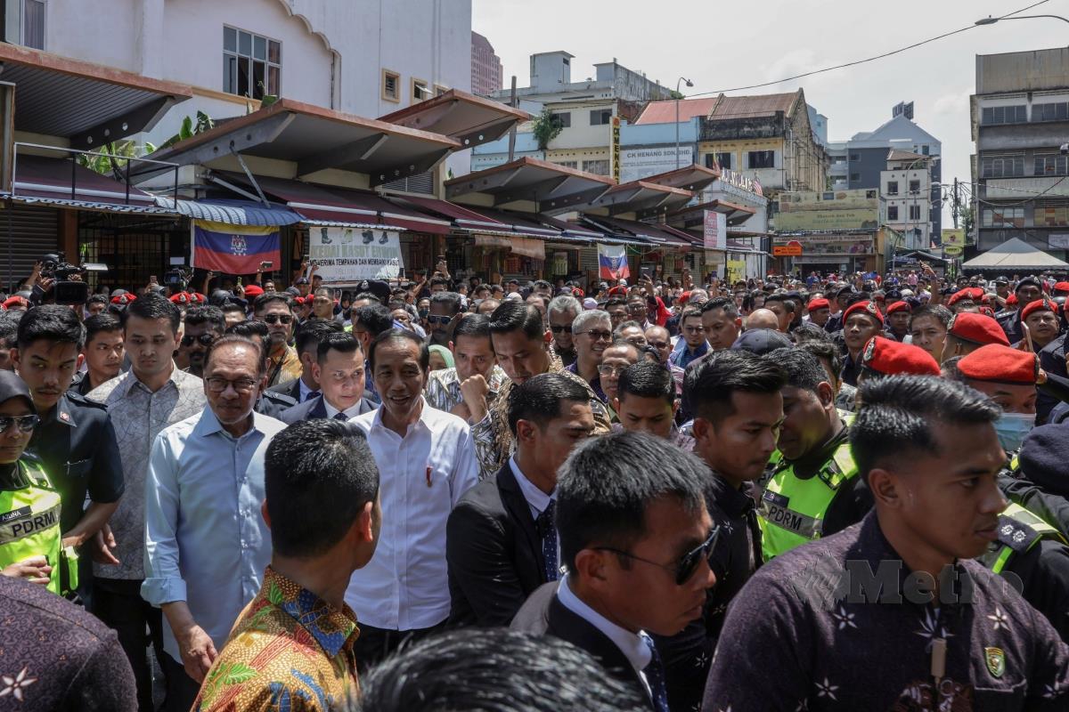 Anwar Ibrahim dan Presiden Indonesia Joko Widodo mengadakan sesi santai dan ramah mesra di sekitar Pasar Chow Kit hari ini. FOTO BERNAMA