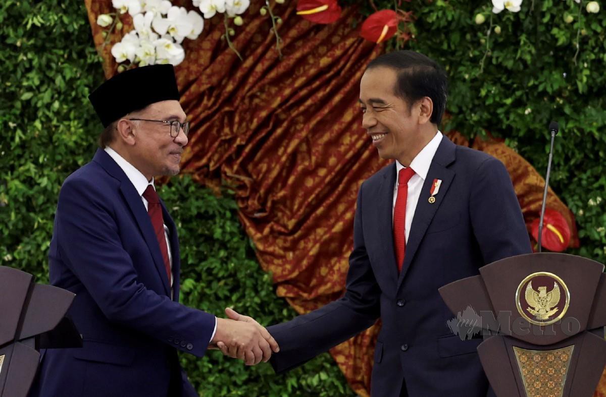ANWAR bersalaman dengan Jokowi pada sidang media bersama selepas mesyuarat dua hala mereka pada Isnin di Istana Bogor Jawa Barat. FOTO Bernama