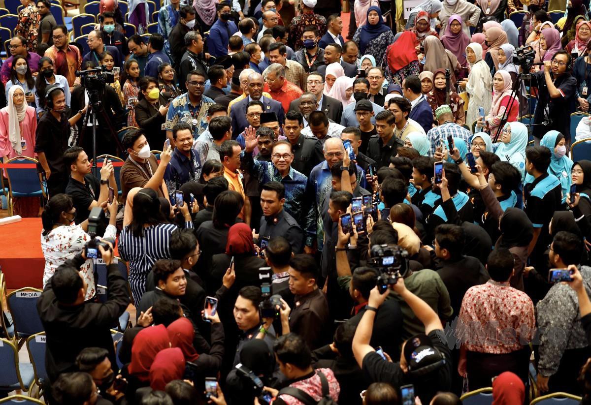 ANWAR (tengah) melambai ke arah pelajar selepas menyampaikan Syarahan Ulung Kursi Siddiq Fadzil: Reformasi Pendidikan Untuk Kesejahteraan Masa Depan Malaysia di Unisel. FOTO Bernama 