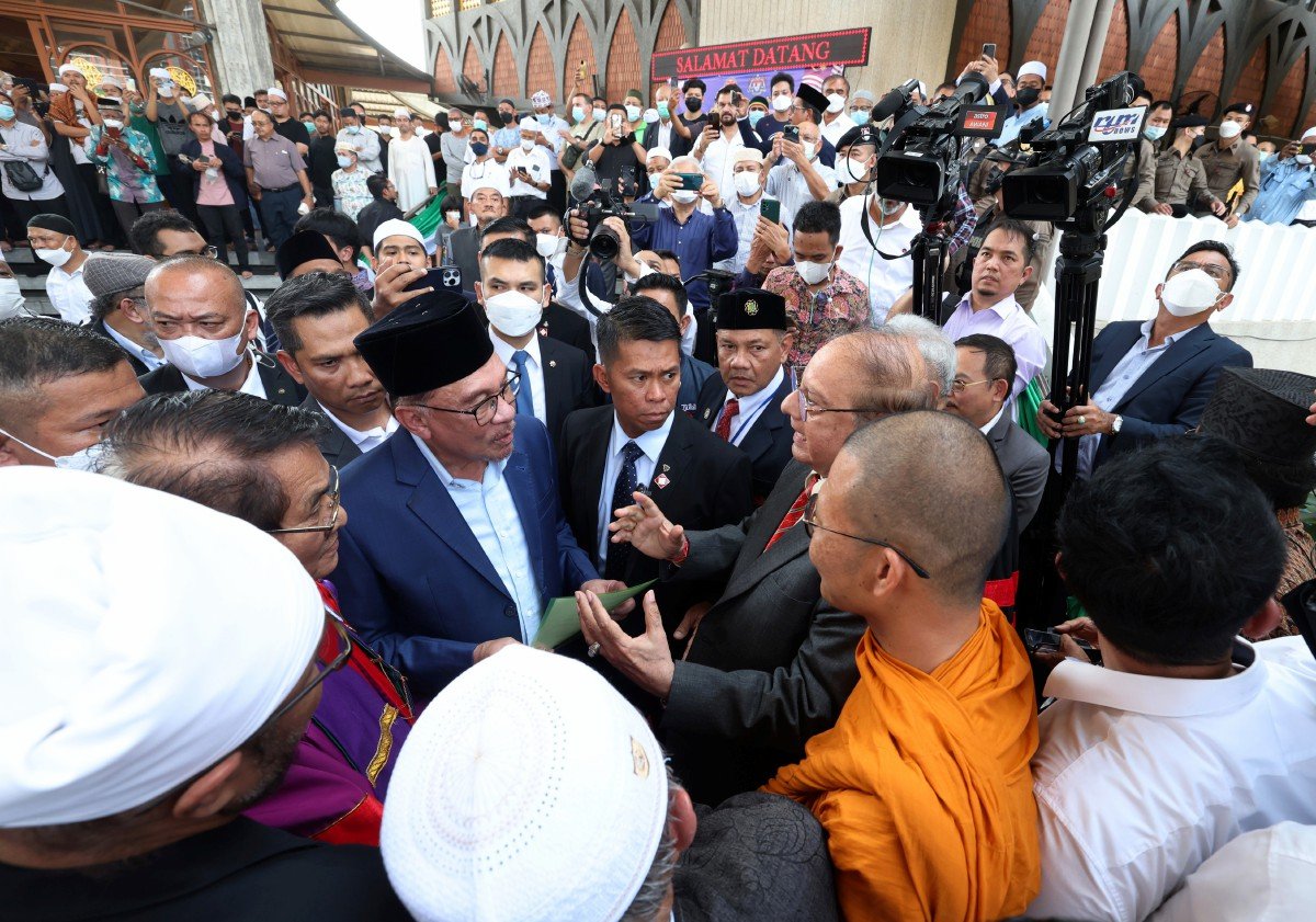 ANWAR bertemu dengan beberapa pemimpin agama lain selepas menunaikan solat Jumaat bersama masyarakat Islam di Pusat Islam Thailand, hari ini. FOTO Bernama 