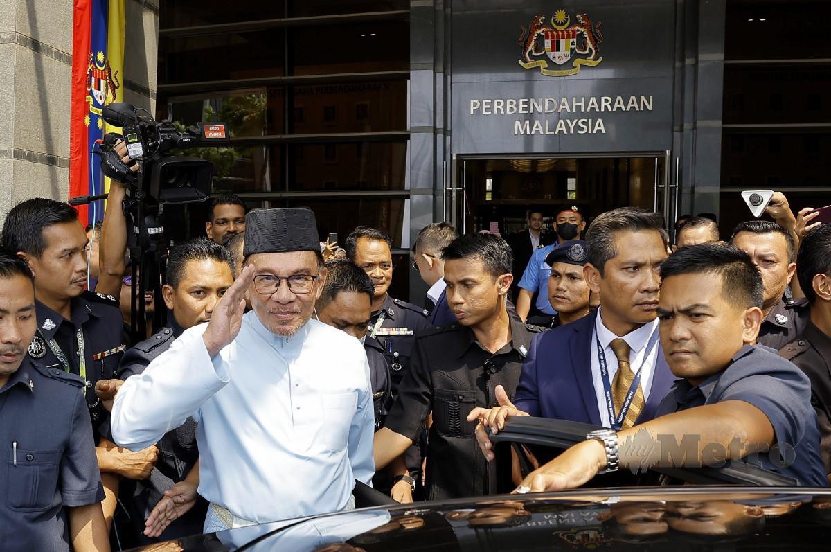 ANWAR bertolak dari Kementerian Kewangan ke Parlimen pada 3 petang untuk pembentangan Belanjawan 2023 Malaysia MADANI hari ini. FOTO Bernama