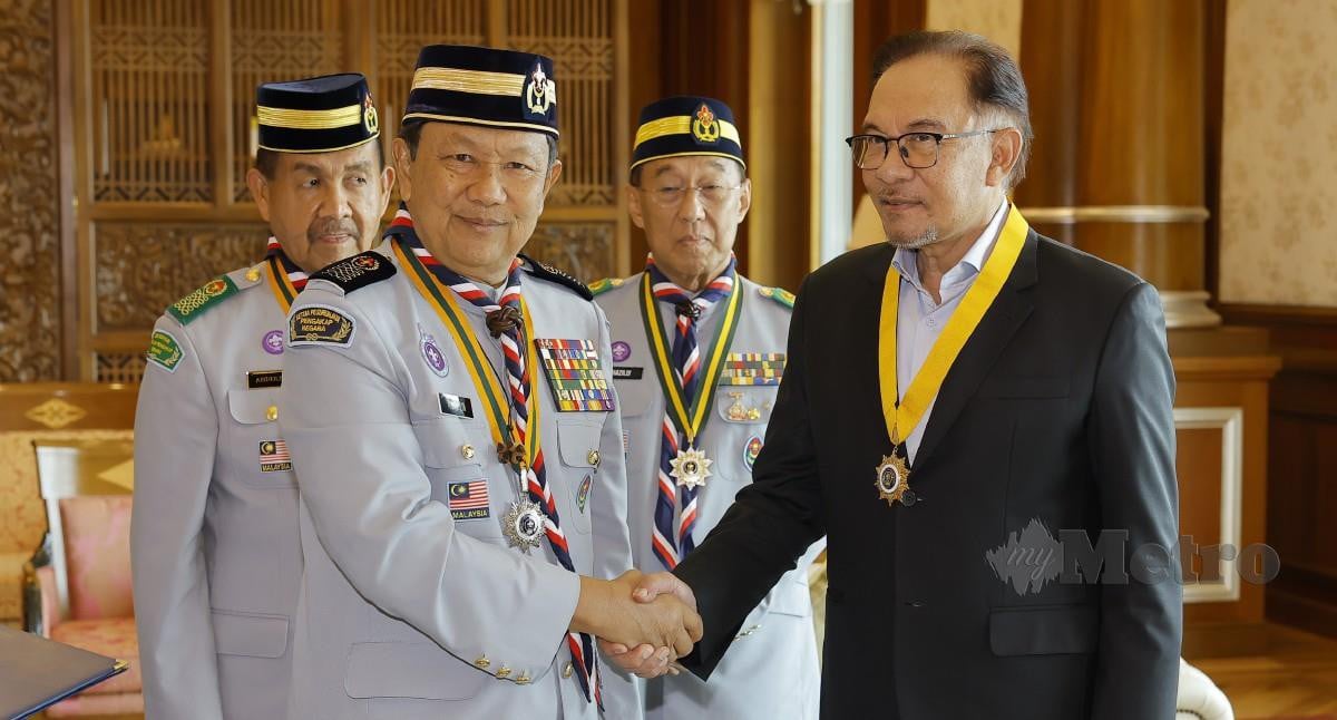 ANWAR menerima pemasyhuran sebagai Presiden Agung PPM dan Penyampaian Anugerah Bintang Semangat Padi Emas PPM daripada Mohd Zin di Bangunan Perdana Putra hari ini. FOTO Bernama