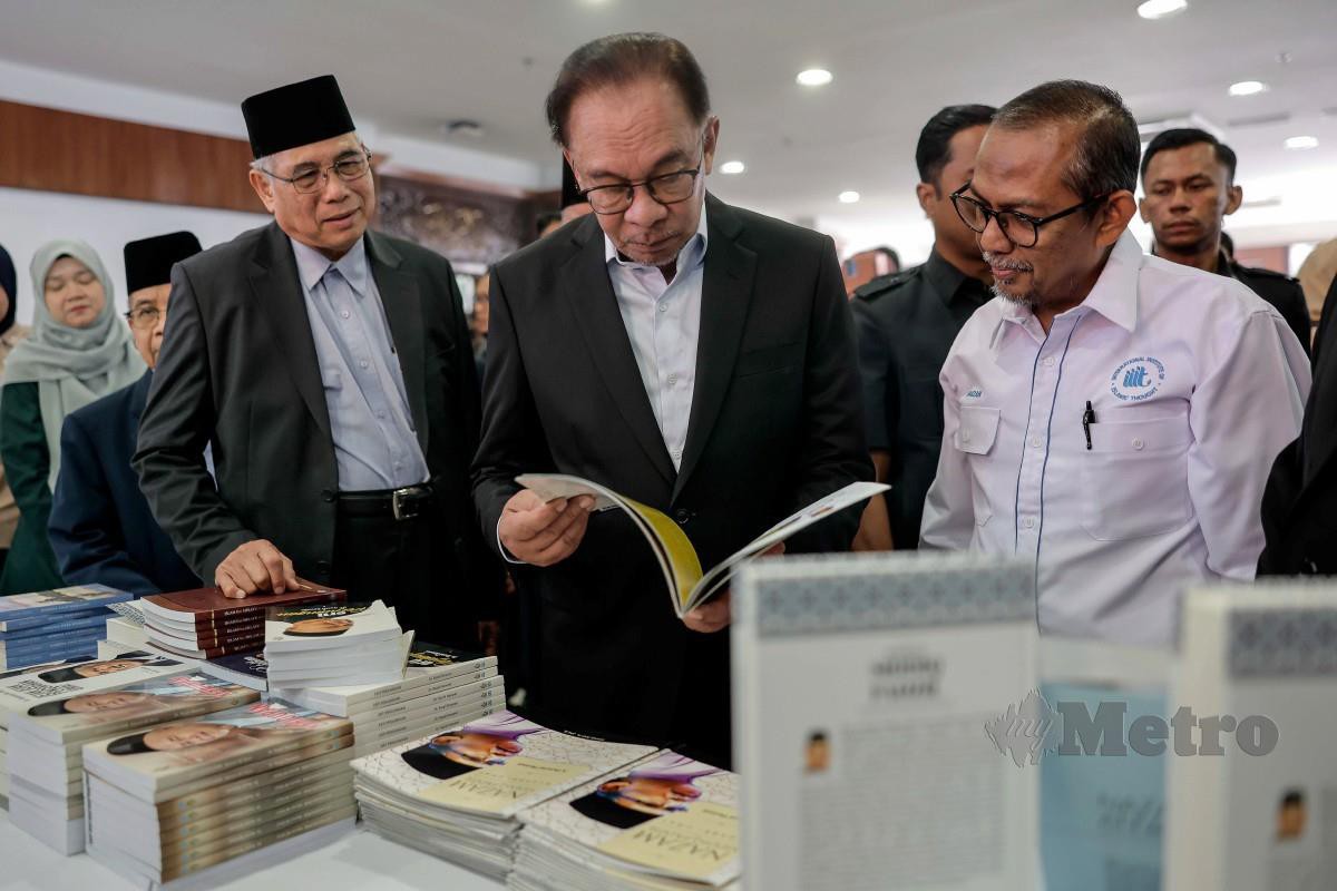 ANWAR melihat buku ketika melawat tapak pameran pada Majlis Perasmian Seminar Fikrah Siddiq Fadzil 'Citra Budaya dan Peradaban Bangsa Malaysia'. FOTO Bernama 
