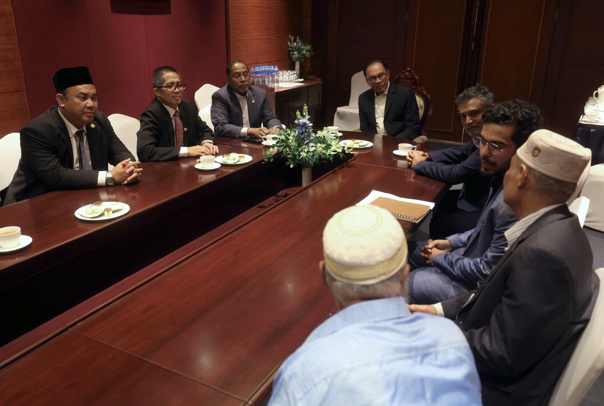 ANWAR  (empat kiri) ketika sesi pertemuan bersama pemimpin pertubuhan Islam Laos di Vientiane yang turut dihadiri Zambry (tiga kiri) dan Edi Irwan (dua kiri). FOTO Bernama 