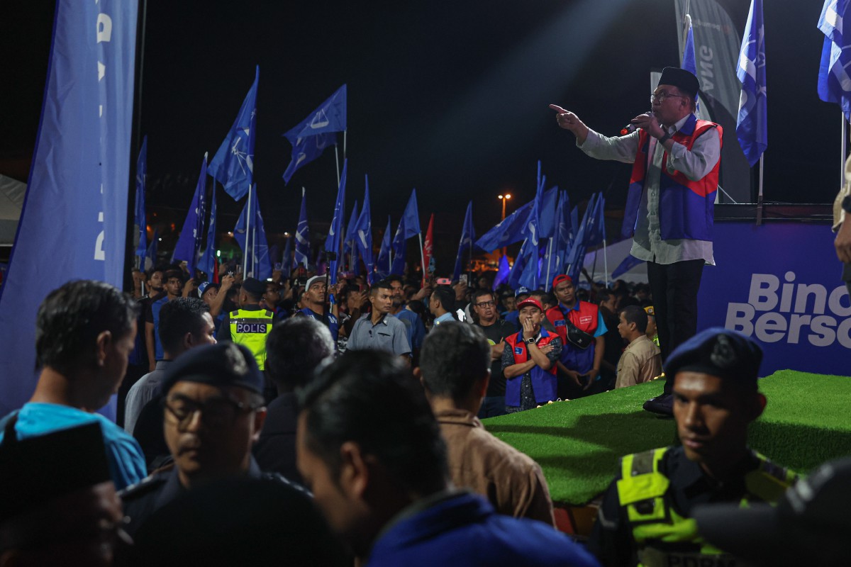 ANWAR berucap pada program Ceramah Mega Jelajah Perpaduan Madani Terengganu di Wakaf Tapai. FOTO Bernama 