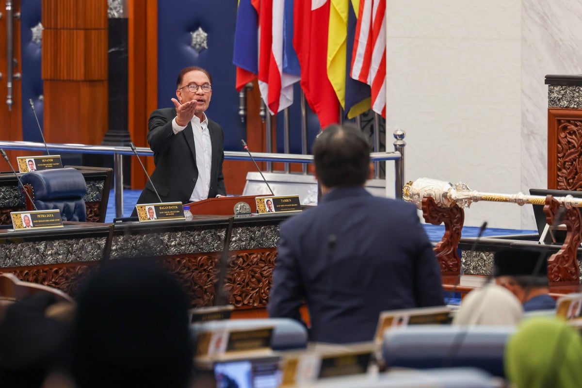 ANWAR ketika menggulung perbahasan usul KSP RMK12 di Dewan Rakyat. FOTO Bernama 