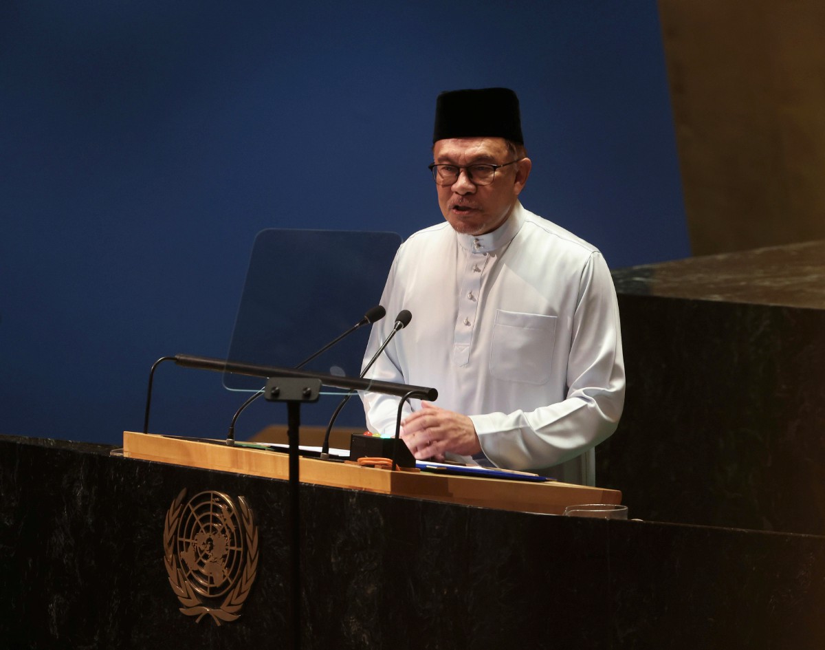 Perdana Menteri Datuk Seri Anwar Ibrahim menyampaikan ucapan pada Perhimpunan Agung Pertubuhan Bangsa-Bangsa Bersatu (UNGA) ke-78 hari ini. FOTO BERNAMA