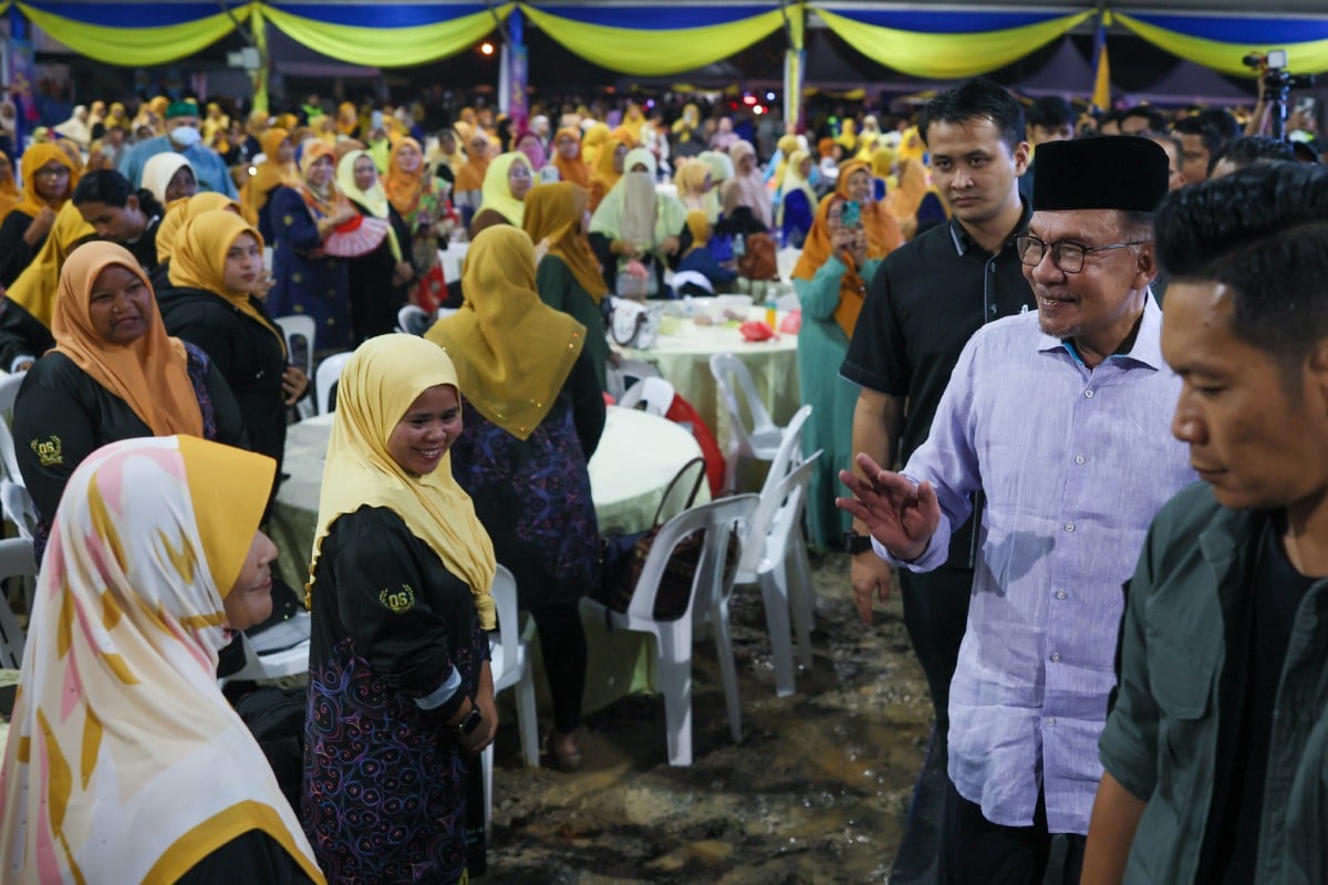 Perdana Menteri Datuk Seri Anwar Ibrahim beramah mesra dengan sebahagian peserta Amanah Ikhtiar Malaysia (AIM) pada Kenduri Rakyat Sempena Ulang Tahun ke-36 AIM di pekarangan Agropolitan Chemomoi malam ini. FOTO BERNAMA