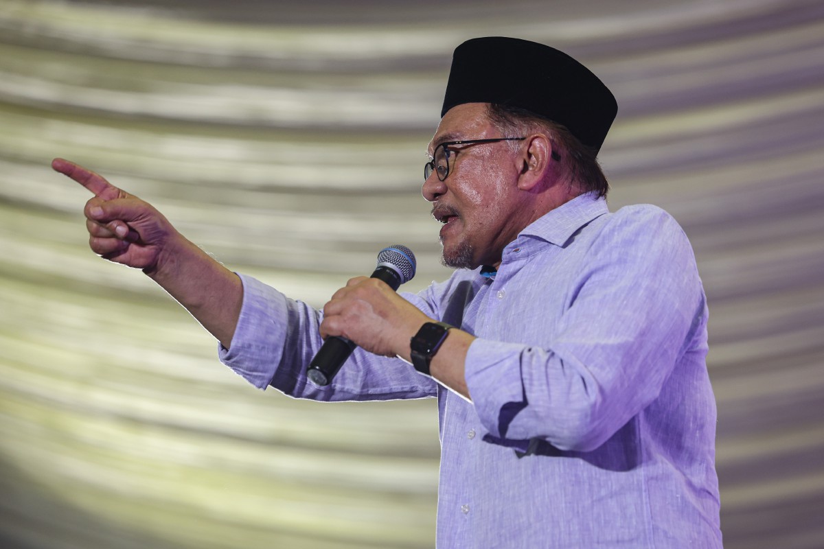 Perdana Menteri Datuk Seri Anwar Ibrahim berucap pada Ceramah Mega Perpaduan MADANI sempena kempen Pilihan Raya Kecil (PRK) Dewan Undangan Negeri (DUN) N.36 Pelangai hari ini. FOTO BERNAMA