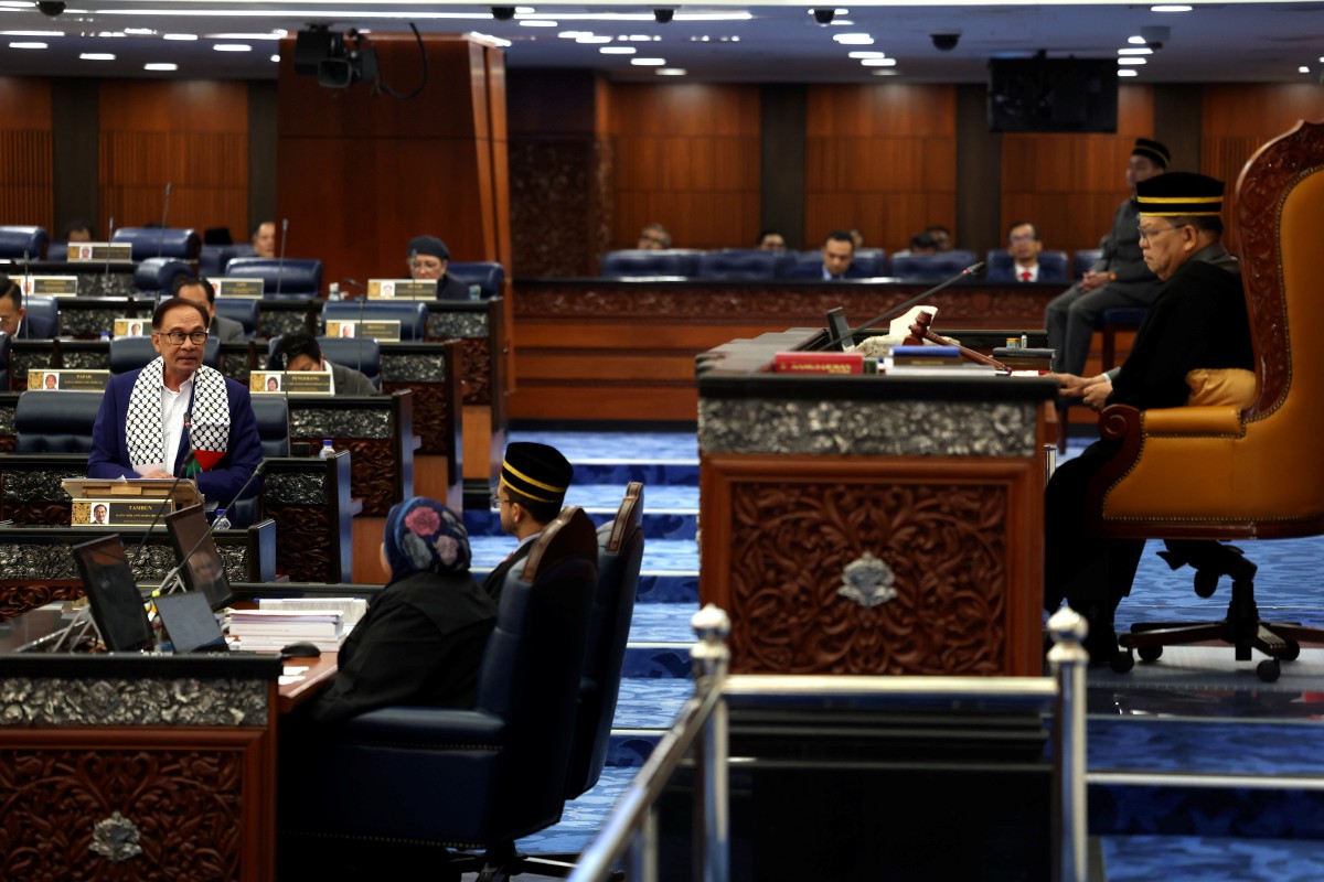Perdana Menteri Datuk Seri Anwar Ibrahim (kiri) ketika menghadiri Persidangan Dewan Rakyat di Bangunan Parlimen hari ini. FOTO BERNAMA