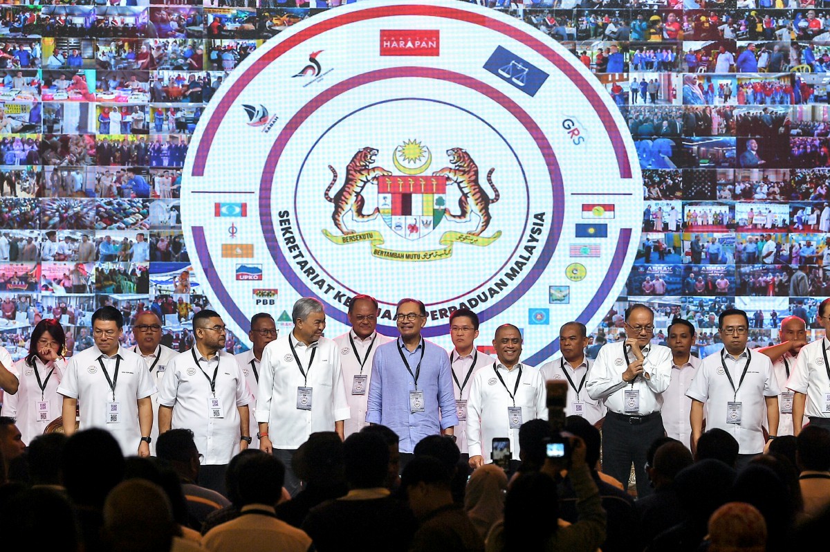 ANWAR (tengah) bersama barisan kepimpinan Kerajaan Perpaduan pada Konvensyen Kerajaan Perpaduan peringkat Negeri Perak 2024 hari ini. FOTO Bernama 