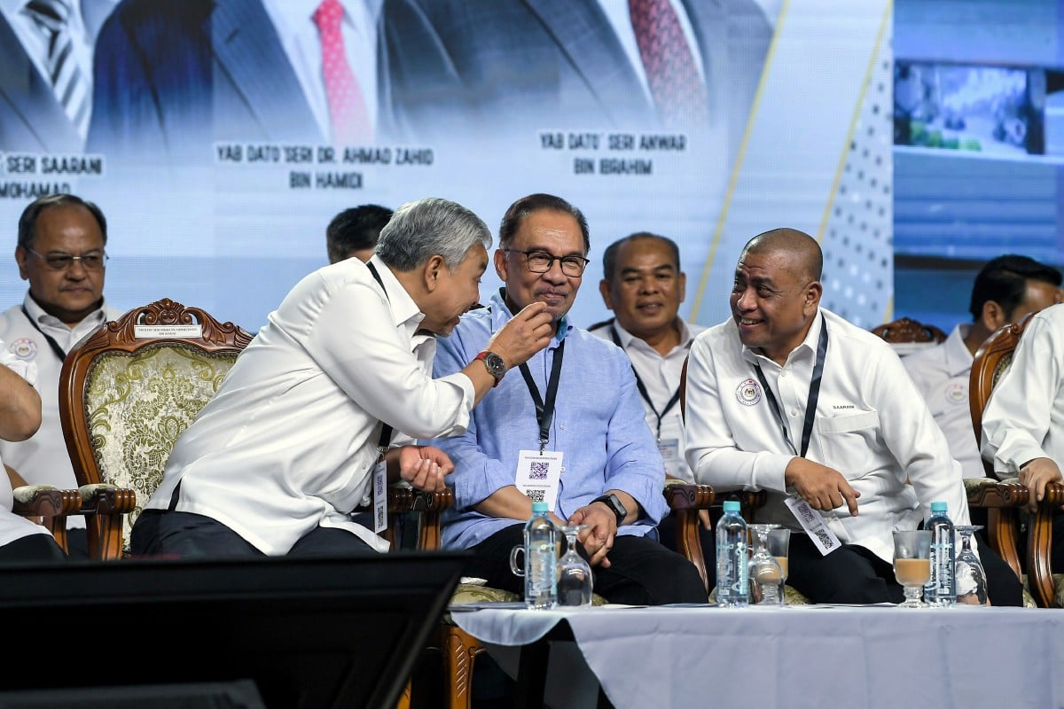 ANWAR mendengar perbincangan di antara Ahmad Zahid kiri) dan Saarani pada Konvensyen Kerajaan Perpaduan peringkat Negeri Perak 2024 hari ini. FOTO Bernama 