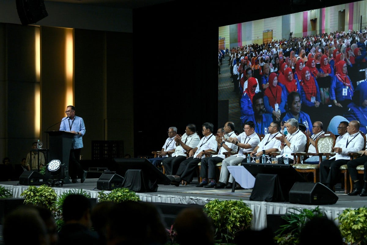 ANWAR menyampaikan ucapan pada Konvensyen Kerajaan Perpaduan peringkat Negeri Perak 2024 hari ini. FOTO Bernama 