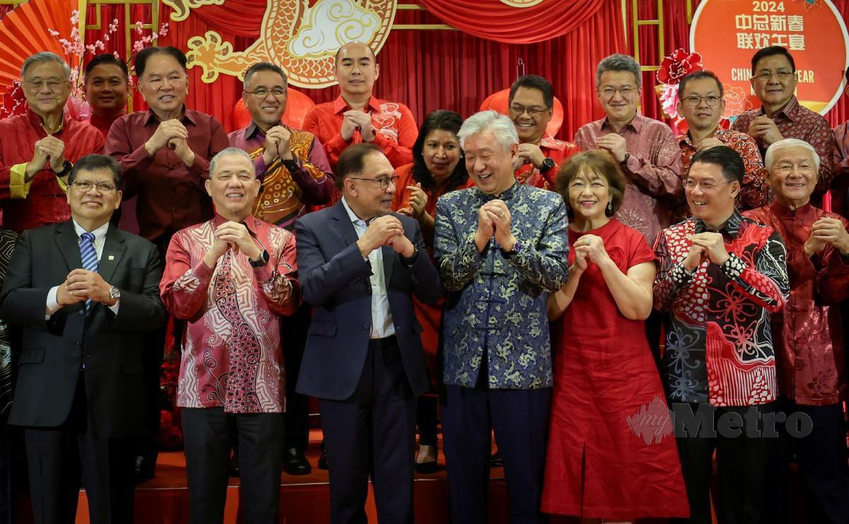 ANWAR menghadiri Majlis Sambutan Tahun Baru Cina 2024 anjuran ACCCIM di sebuah hotel. Turut serta, Fadillah (dua, kiri), Yang Di-Pertua Dewan Rakyat Tan Sri Johari Abdul (kiri) dan Low (empat, kanan). FOTO Bernama 