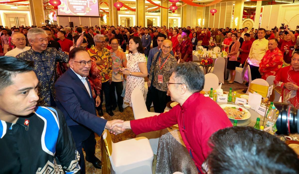 ANWAR menghadiri Majlis Sambutan Tahun Baru Cina 2024 anjuran Gabungan Dewan Perniagaan dan Perindustrian Cina Malaysia di sebuah hotel di ibu kota hari ini. FOTO Bernama