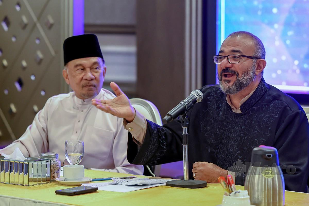 ANWAR mendengar syarahan pada Majlis Ilmu Madani bersama Jasser di Kompleks Seri Perdana Putrajaya malam ini. FOTO Bernama