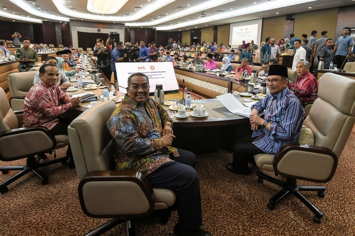 ANWAR bersama Muhammad Sanusi pada Mesyuarat Khas Pembangunan Negeri Kedah di Wisma Darul Aman hari ini. FOTO Bernama 