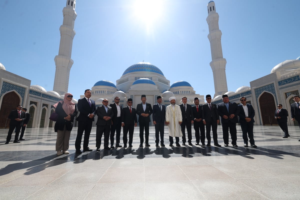 ANWAR (tengah) ketika sesi bergambar bersama Ketua Mufti Masjid Nauryzbai Taganuly Optenov dan perwakilan ketika melawat Masjid Besar Astana, hari ini. FOTO Bernama 
