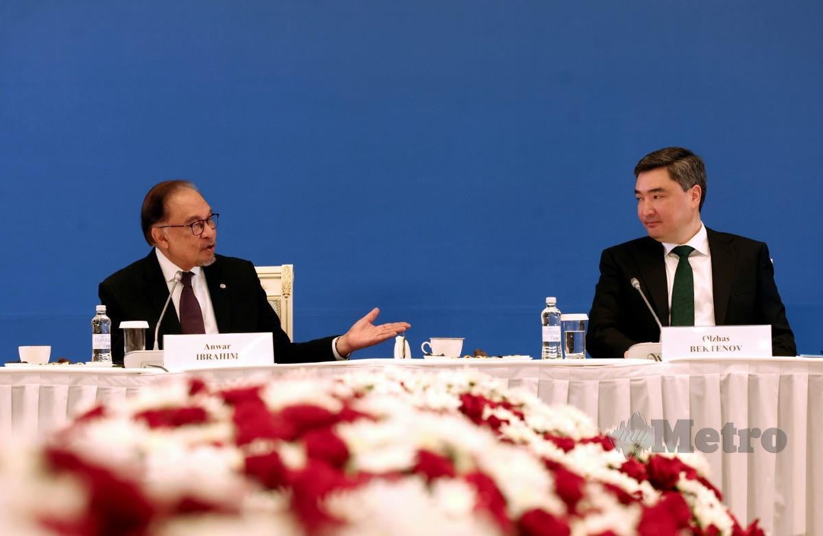 ANWAR ketika menyampaikan ucaptama pada mesyuarat Meja Bulat Pelaburan Kazakhstan-Malaysia di Astana.Turut hadir ialah rakan sejawatannya dari Kazakhstan, Olzhas Bektenov. FOTO Bernama 