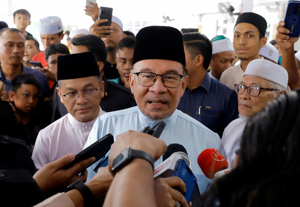 ANWAR bercakap pada pemberita selepas menunaikan solat Jumaat di Surau An-Najah, Presint 9 hari ini. FOTO Bernama 