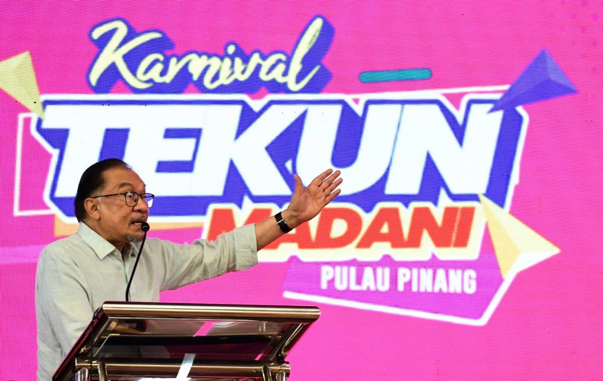 ANWAR berucap pada Karnival Tekun Madani Pulau Pinang di Dewan SP Arena Seberang Jaya hari ini. FOTO Bernama 