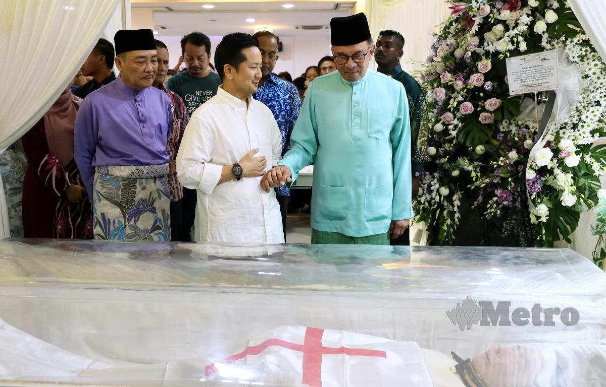 Anwar Ibrahim hadir memberi penghormatan terakhir kepada mendiang Tan Sri Joseph Kurup di Wisma Fook Lu Siew, hari ini.