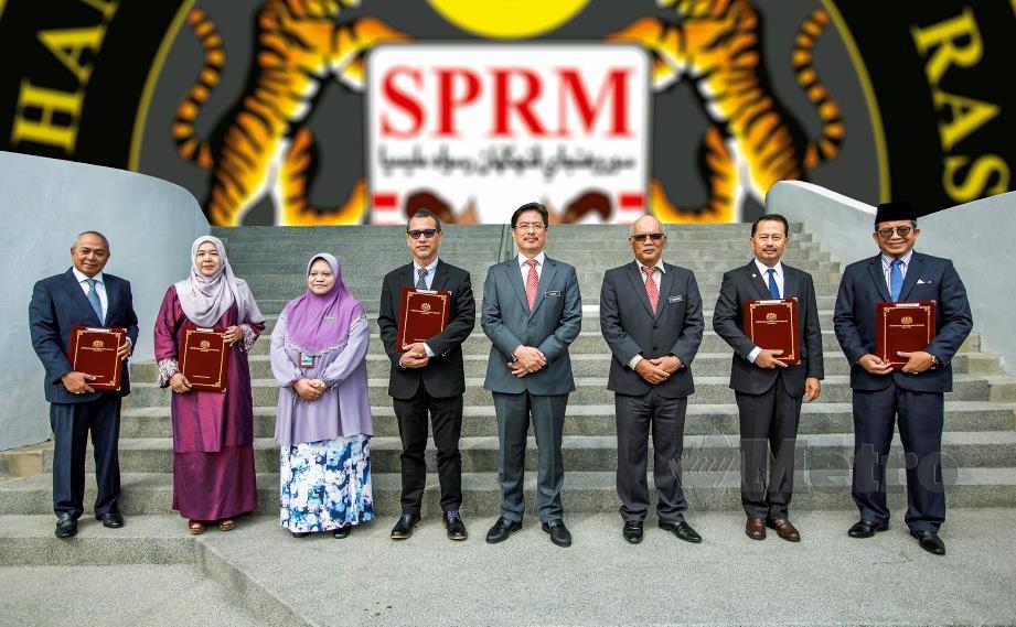Azam Baki (empat dari kanan) bersama Panel Penilaian Operasi SPRM (PPO). FOTO BERNAMA