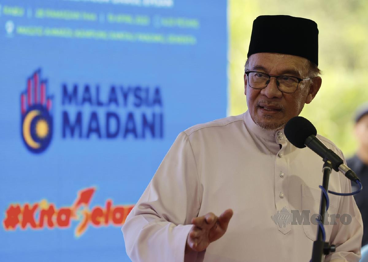 Anwar Ibrahim berucap pada Majlis Berbuka Puasa Bersama Masyarakat Daerah Klang, baru-baru ini. FOTO BERNAMA