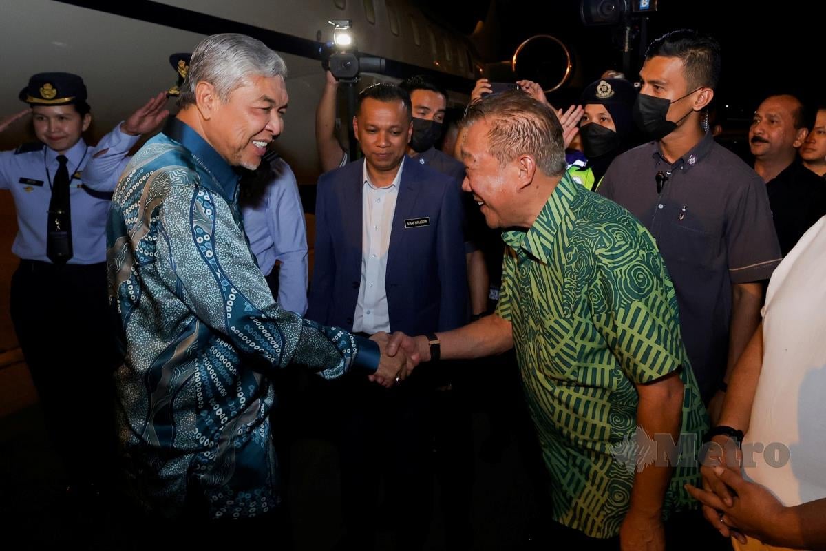 Ketibaan Timbalan Perdana Menteri merangkap Presiden Umno Datuk Seri Dr Ahmad Zahid  Hamidi (kiri) disambut Pengerusi Badan Perhubungan Umno Sabah Datuk Seri Bung Moktar Radin di Lapangan Terbang Kota Kinabalu semalam. FOTO BERNAMA
