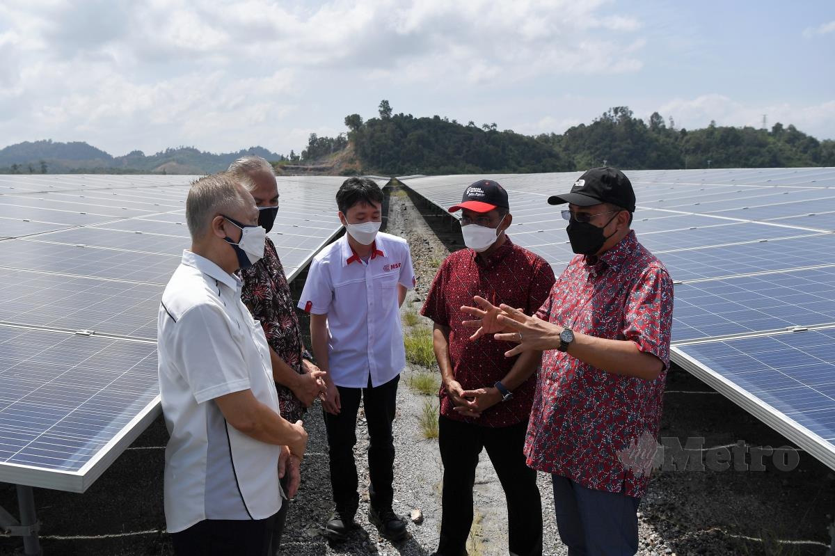 Menteri Besar Terengganu Datuk Seri Dr Ahmad Samsuri Mokhtar (kanan) bersama Takiyuddin (dua dari kanan) melawat projek solar berskala besar. FOTO BERNAMA