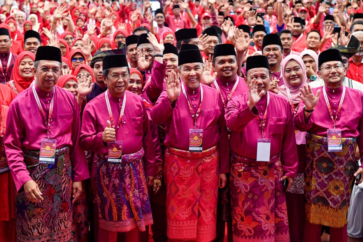AHMAD Zahid (tengah) bergambar bersama perwakilan ketika hadir merasmikan Mesyuarat Perwakilan Umno Bahagian Kuala Pilah. FOTO Bernama 