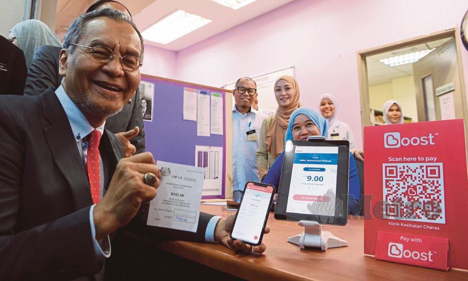 DR Dzulkefly melancarkan e-wallet Kementerian Kesihatan di Klinik Kesihatan Cheras, Kuala Lumpur, semalam. FOTO Bernama