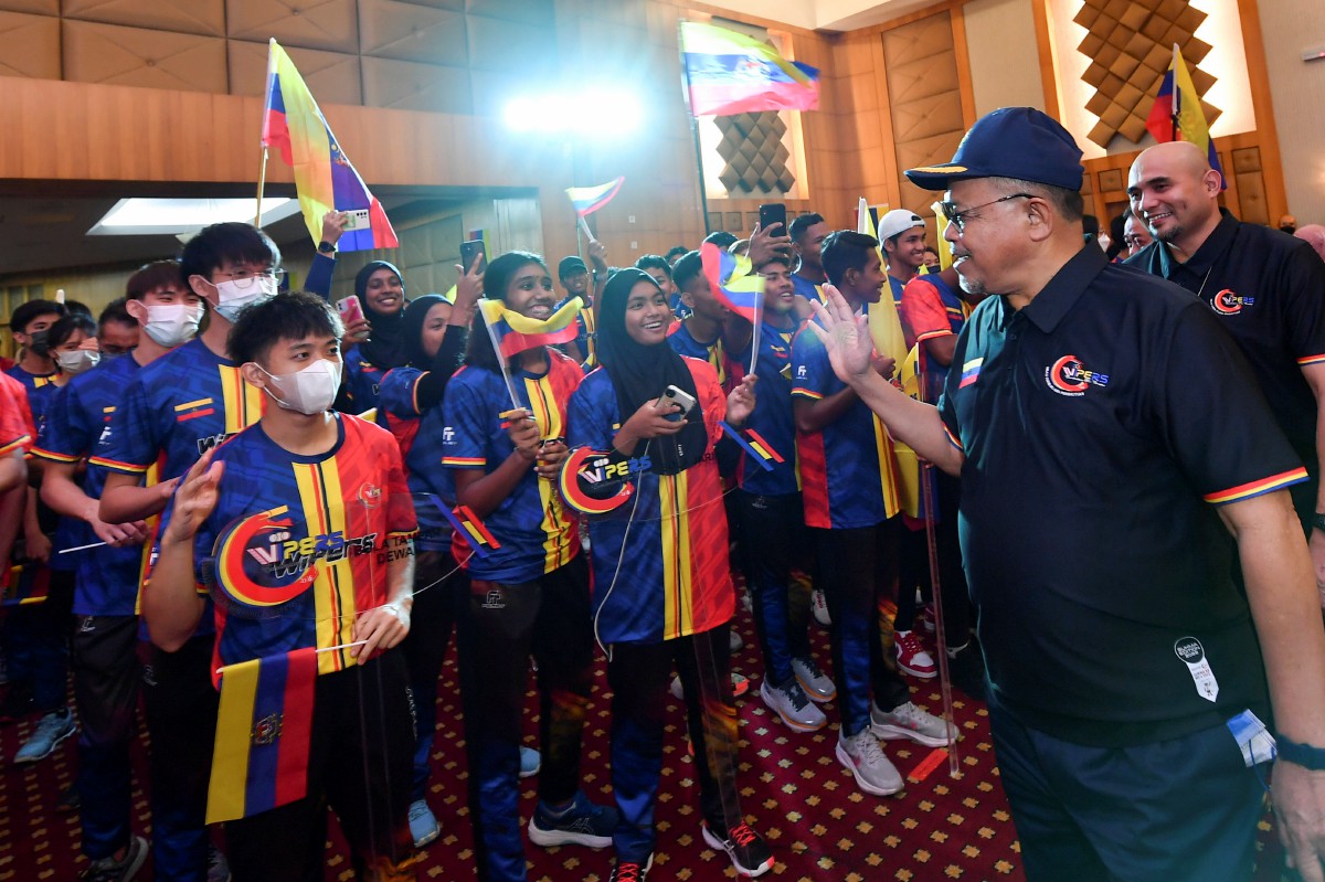 DATUK Seri Dr Shahidan Kassim bersama para atlet Sukan Malaysia (Sukma) Wilayah Persekutuan. FOTO Bernama 