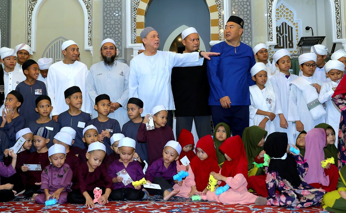 FADILLAH bersama anak yatim dan pelajar tahfiz pada Program Iftar Bersama Anak Yatim dan Tahfiz di Masjid Al-Ghazali. FOTO Bernama