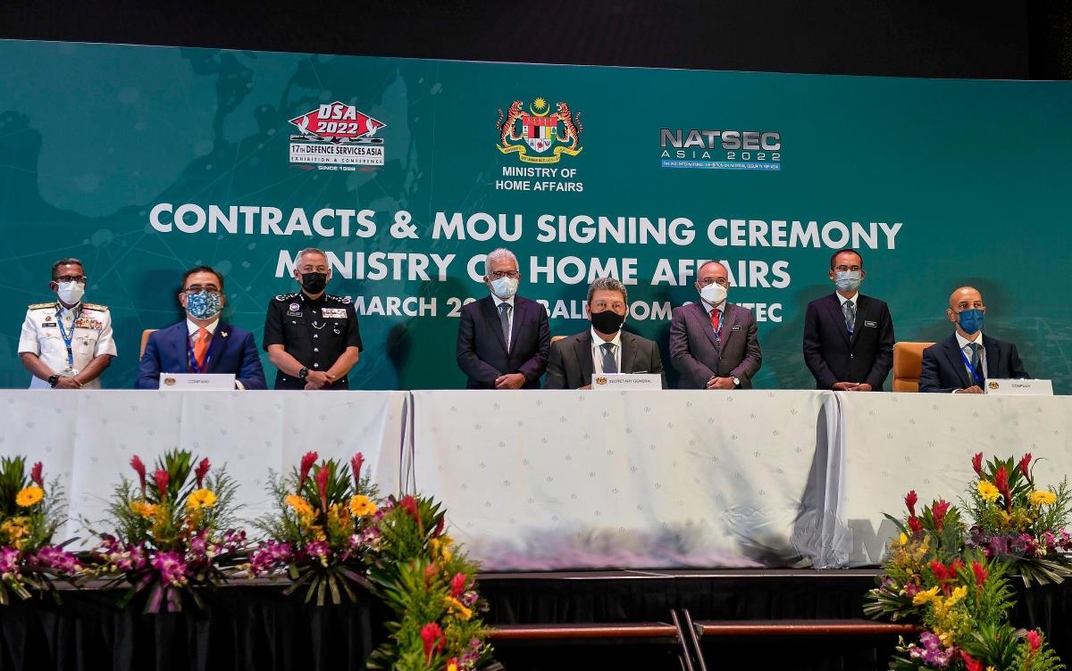 Hamzah Zainudin (empat dari kiri) menyaksikan majlis menandatangani perjanjian lapan syarikat tempatan pada Pameran Perkhidmatan Pertahanan Asia (DSA) dan Pameran Antarabangsa Keselamatan Kebangsaan (NATSEC) Asia 2022 di Pusat Pameran dan Perdagangan Antarabangsa Malaysia (MITEC) hari ini. FOTO BERNAMA