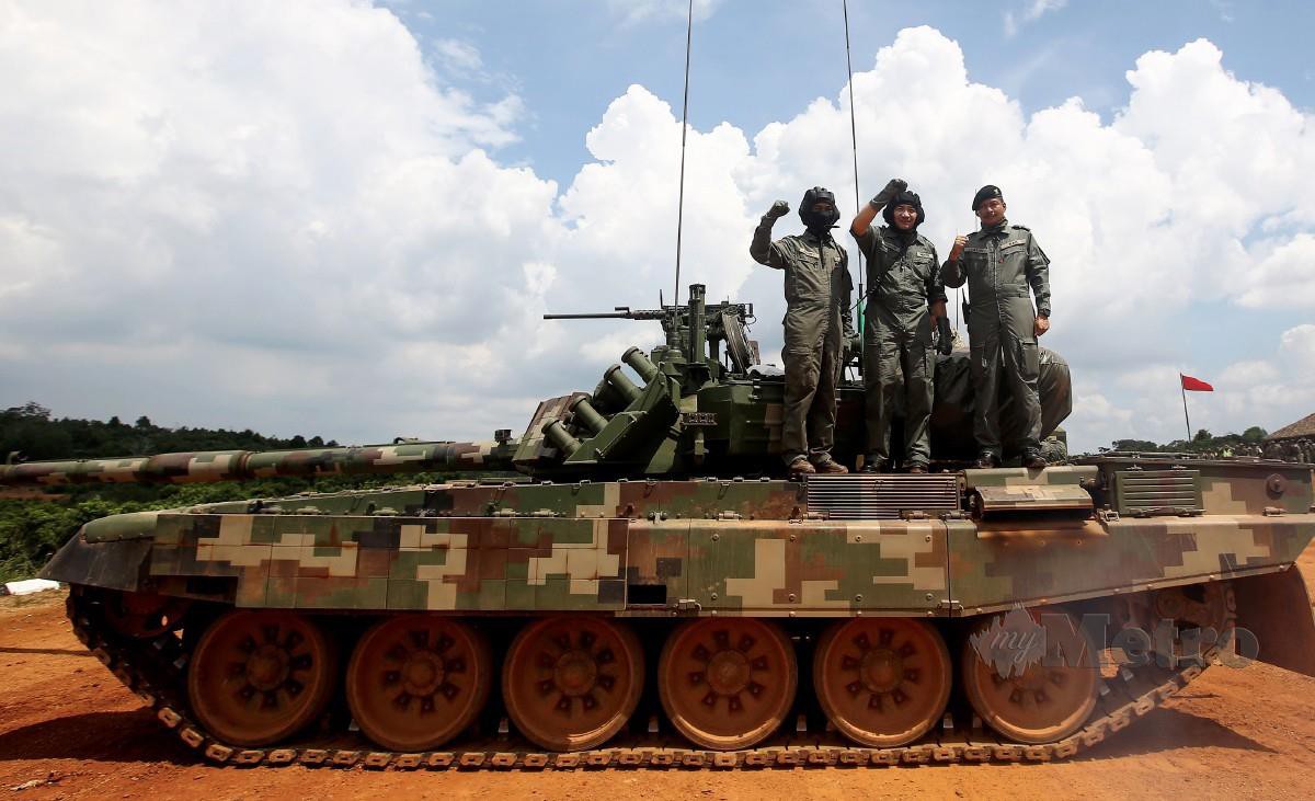 Hishammuddin (tengah) bergambar bersama kereta kebal Tank-PT91M Pendekar 125mm Gun milik Angkatan Tentera Malaysia (ATM) pada Latihan Kuasa Tembakan 2022 di Lapang Sasar Kem Syed Sirajuddin, Gemas, hari ini. FOTO Bernama