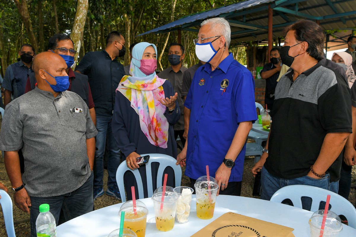 ISMAIL Sabri Yaakob (dua, kanan) berbual bersama Calon BN bagi Dun Rim Datuk Khaidirah Abu Zahar (dua, kiri). FOTO Bernama 