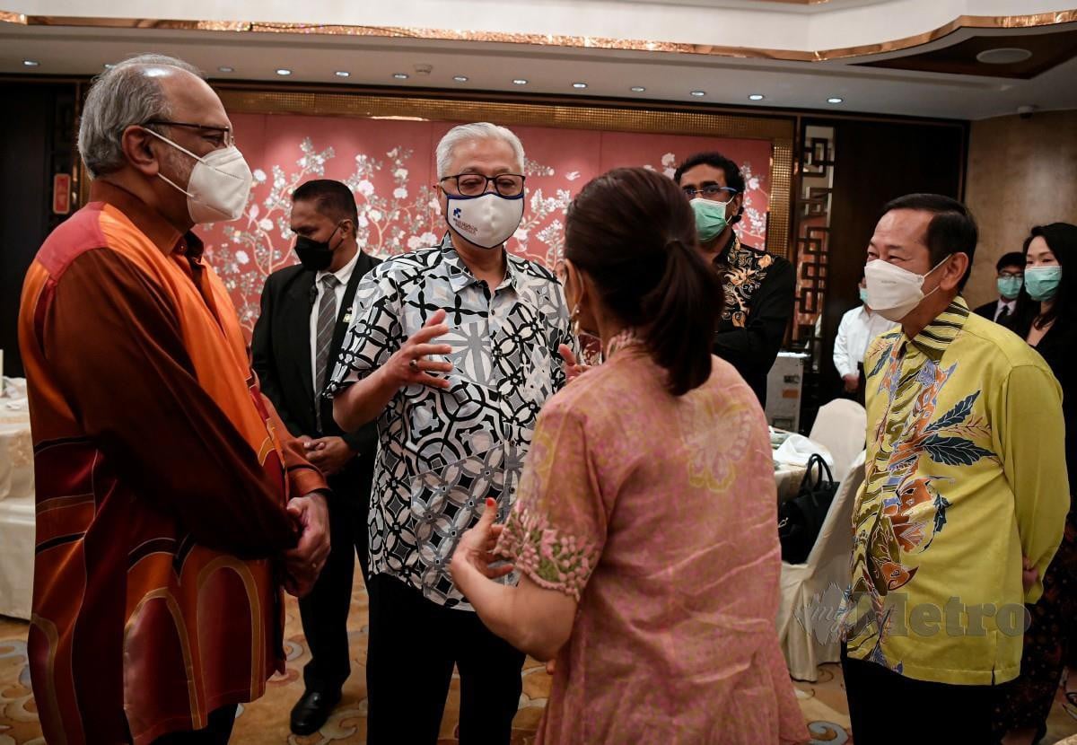 Ismail Sabri (tengah) beramah mesra dengan tetamu di majlis Perjumpaan Bersama Keluarga Malaysia di Thailand di sebuah hotel di Bangkok, hari ini. - Bernama