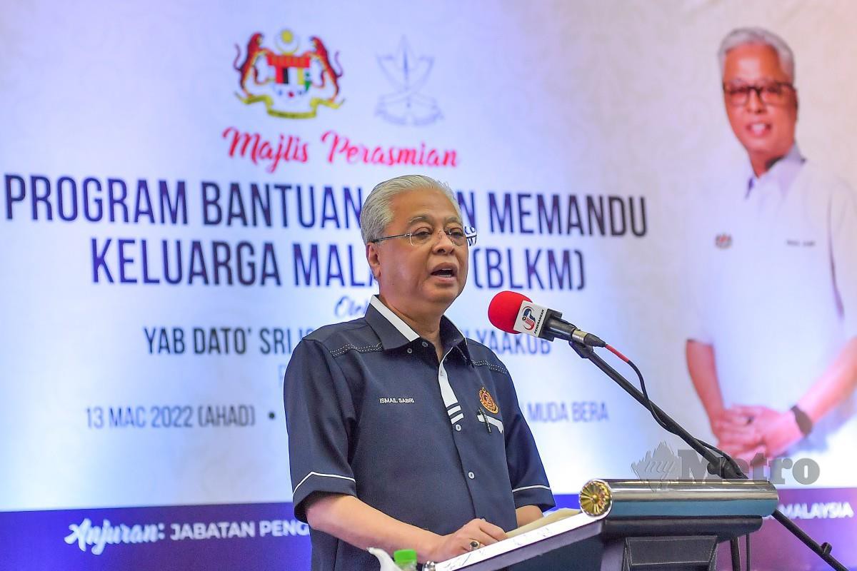 PERDANA Menteri berucap pada Program Bantuan Lesen Memandu Keluarga Malaysia (BLKM) hari ini. FOTO Bernama