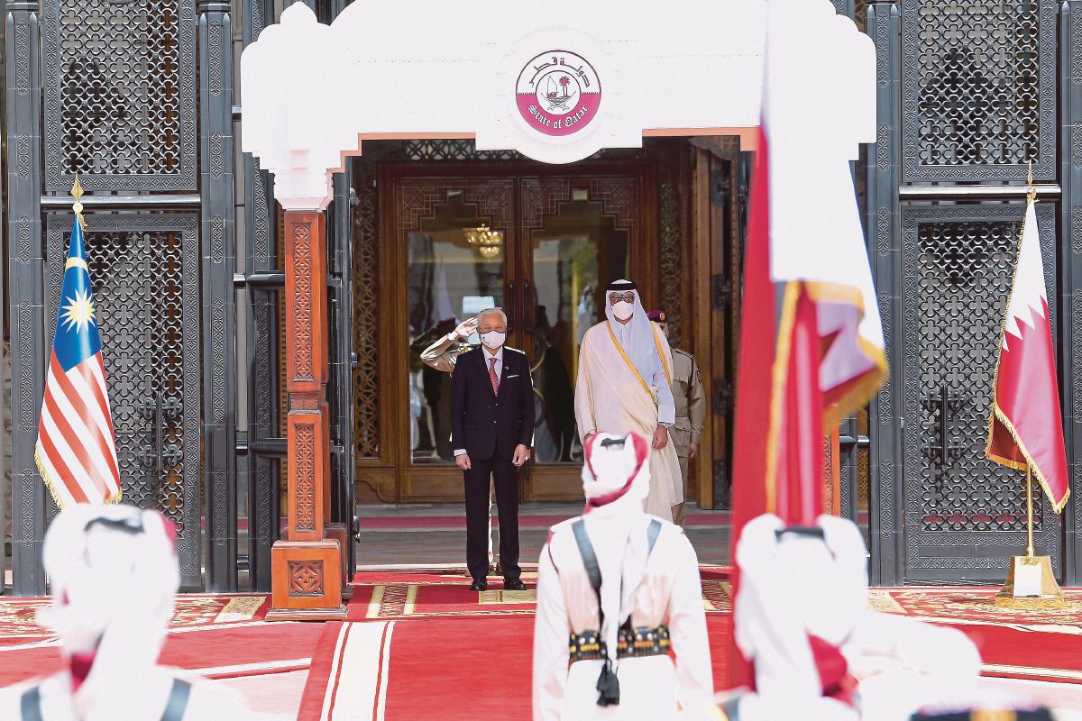 Ismail Sabri diiringi Amir Qatar Sheikh Tamim Hamad Al Thani (kiri) ketika membuat pemeriksaan kawalan kehormat pengawal istiadat sempena lawatan rasmi tiga hari ke Qatar di pekarangan Amiri Diwan di Doha,hari ini. Foto Bernama
