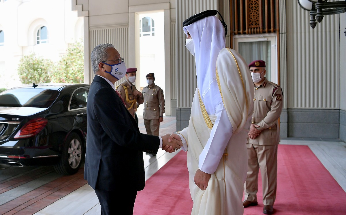 Ismail Sabri disambut Amir Qatar Sheikh Tamim bin Hamad Al Thani (kanan) sebaik tiba sempena lawatan rasmi tiga hari beliau ke Qatar di pekarangan Amiri Diwan hari ini. Foto Bernama