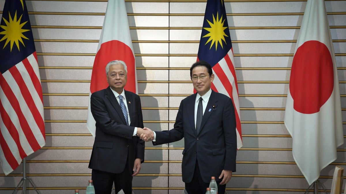 ISMAIL Sabri (kiri) ketika pertemuan dengan Kishida di Pejabat Perdana Menteri Jepun. FOTO Bernama 