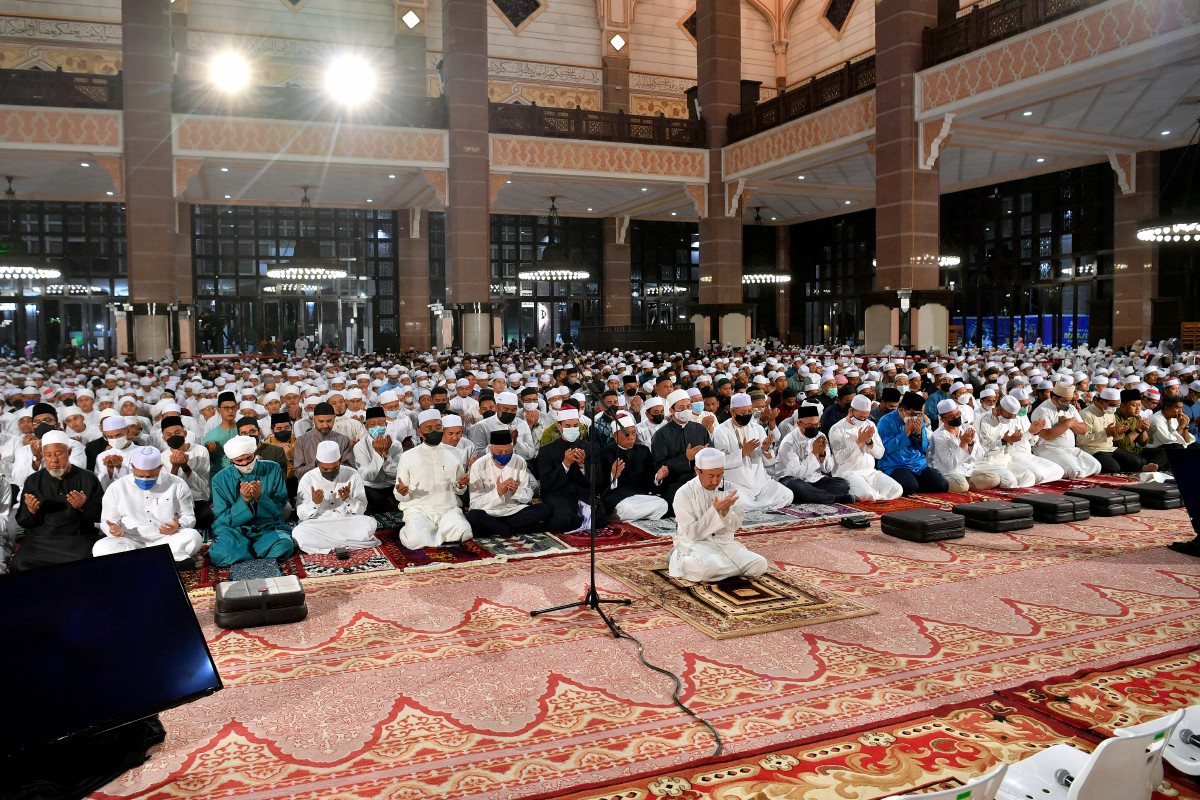 ISMAIL Sabri mengaminkan doa selepas solat hajat yang dipimpin oleh Dr Luqman pada Majlis Munajat Keluarga Malaysia. FOTO Bernama 