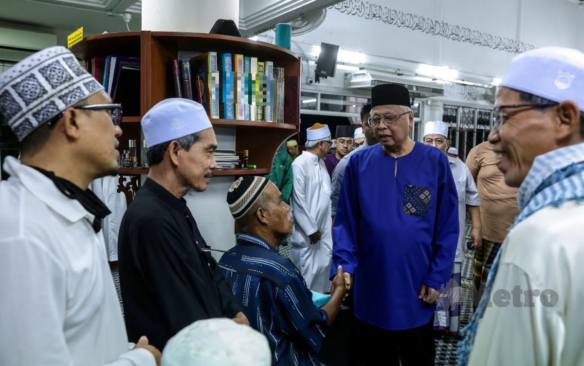 Ismail Sabri Yaakob bersalaman dan beramah mesra dengan para jemaah yang hadir pada program Solat Hajat Perdana Keluarga Malaysia di Masjid Darul Fikri, semalam.