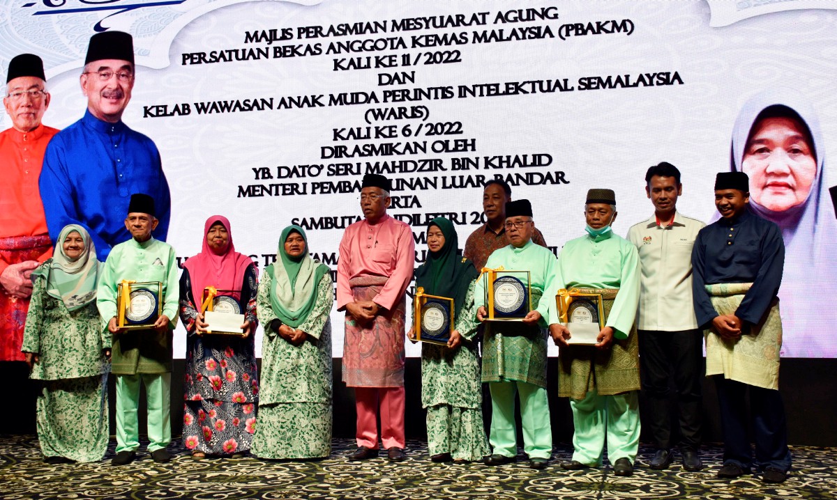 Mahdzir (lima, kiri) bergambar bersama penerima Anugerah Khidmat Cemerlang Jawatankuasa Persatuan Bekas  Anggota Kemas Malaysia. FOTO Bernama 