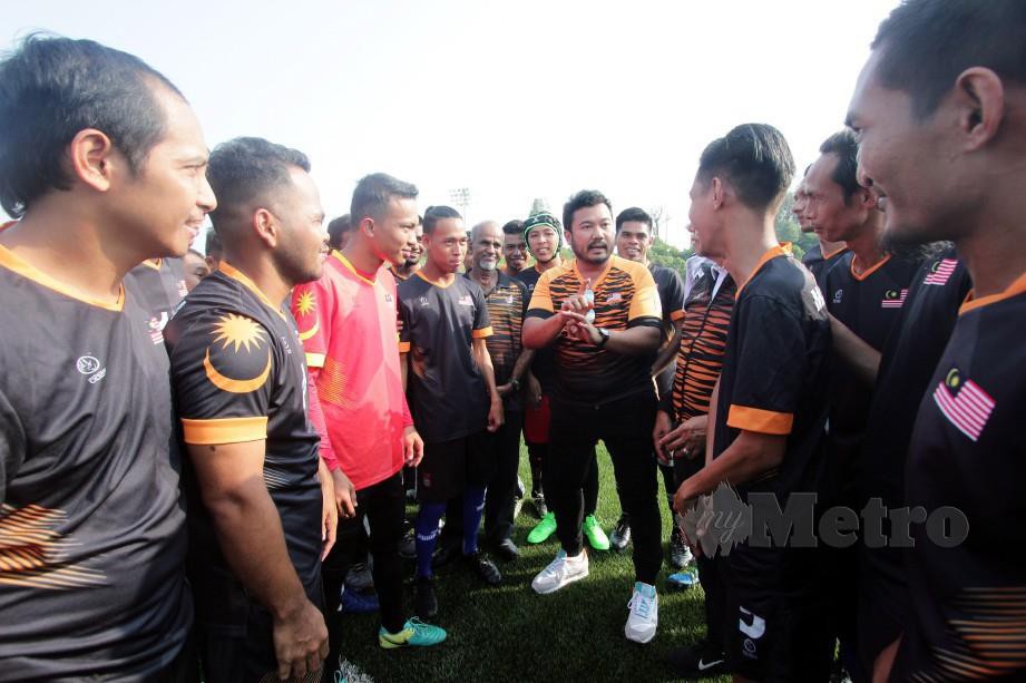 Megat Shahriman Zaharudin (lapan, kiri) memberi kata-kata semangat kepada pemain di Akademi Mokhtar Dahari, Gambang hari ini. FOTO Bernama 